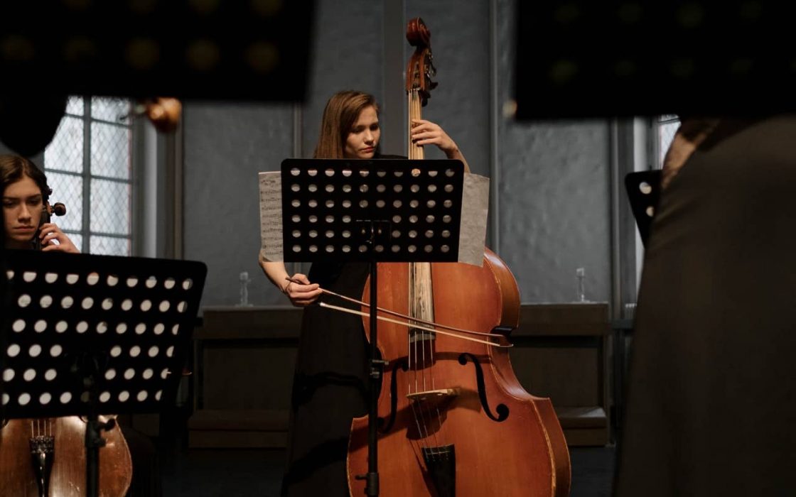 suonare il contrabbasso